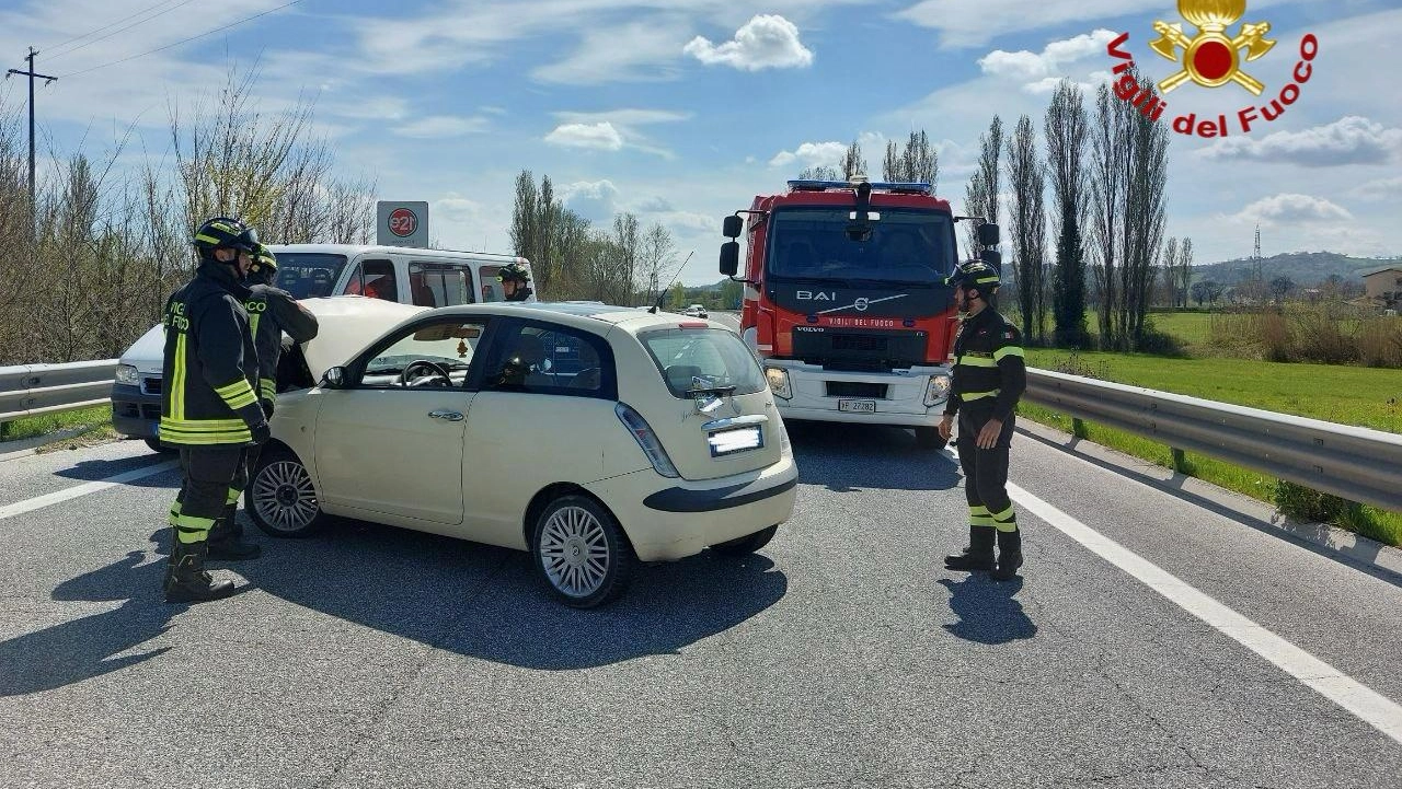 L'auto coinvolta nell'incidente e l'intervento dei vigili del fuoco