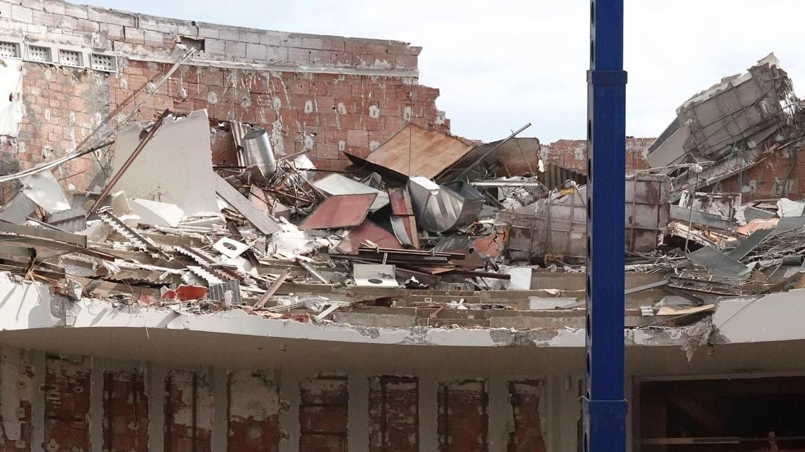 L’ex teatro Comunale durante le fasi di demolizione L’ex teatro Comunale durante le fasi di demolizione