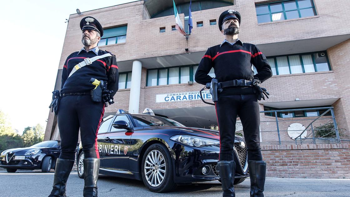 Ladri acrobati salgono dalle gronde: prendono le ceneri del marito, poi le abbandonano su un letto Ladri acrobati salgono dalle gronde: prendono le ceneri del marito, poi le abbandonano su un letto