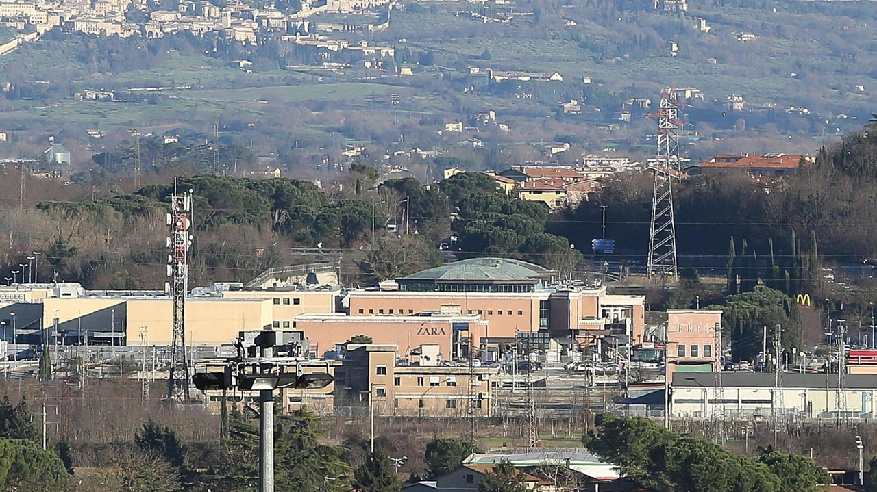 Cgil e Cisl: "Più volte abbiamo assistito a numeri roboanti di assunzioni che poi vengono puntualmente smentiti. Basta con questo tipo di attività" . Cgil e Cisl: "Più volte abbiamo assistito a numeri roboanti di assunzioni che poi vengono puntualmente smentiti. Basta con questo tipo di attività" .