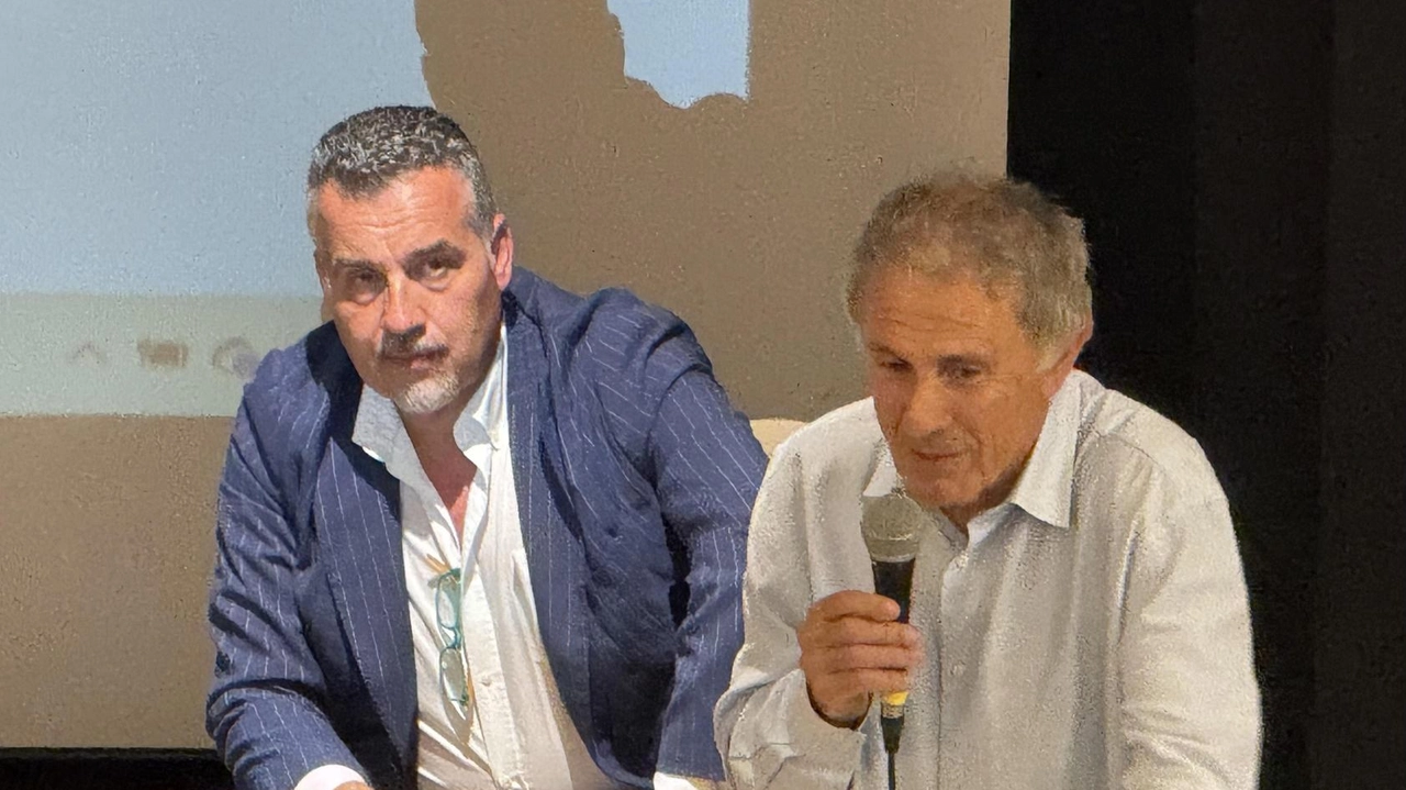 Liano Picchi con il sindaco di Porcari Leonardo Fornaciari alla recente assemblea Liano Picchi con il sindaco di Porcari Leonardo Fornaciari alla recente assemblea