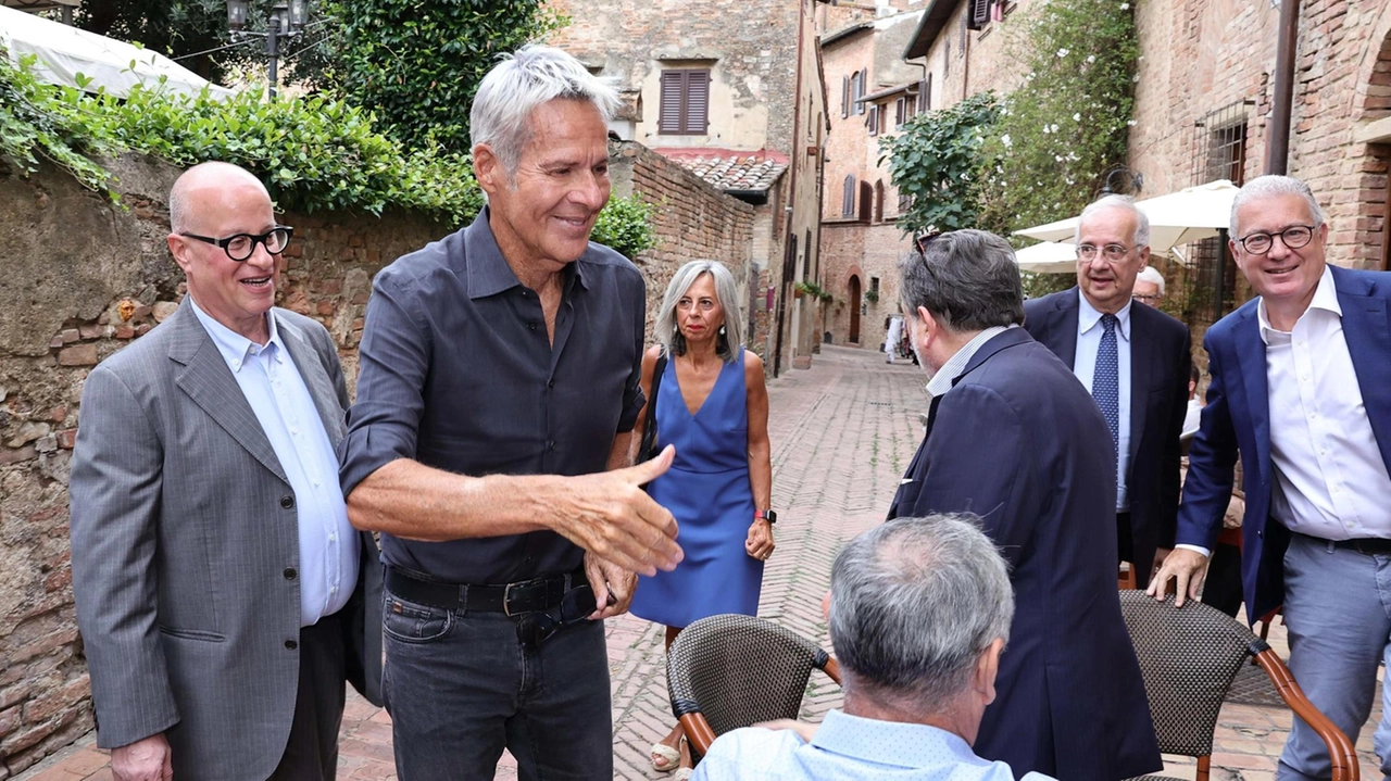 Il riconoscimento del presidente Veltroni a Melania Mazzucco per il suo libro "Silenzio", al giornalista Ezio Mauro e al cantautore Claudio Baglioni osannato dalla platea del teatro . Il riconoscimento del presidente Veltroni a Melania Mazzucco per il suo libro "Silenzio", al giornalista Ezio Mauro e al cantautore Claudio Baglioni osannato dalla platea del teatro .