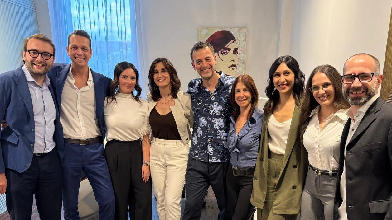 Al centro Gian Paolo Stefanelli, titolare dello studio legale Stefanelli & Partners, dove per il secondo anno di fila sono esposte opere di arte contemporanea Al centro Gian Paolo Stefanelli, titolare dello studio legale Stefanelli & Partners, dove per il secondo anno di fila sono esposte opere di arte contemporanea
