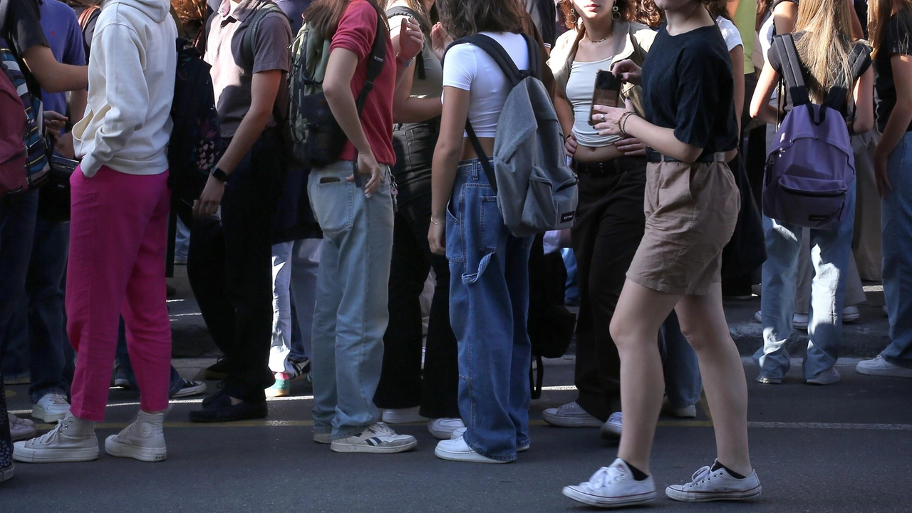 Studenti pronti al rietro in classe dopo la lunga pausa estiva, ma alcune scuole lamentano la carenza degli spazi (. foto d’archivio Studenti pronti al rietro in classe dopo la lunga pausa estiva, ma alcune scuole lamentano la carenza degli spazi (. foto d’archivio