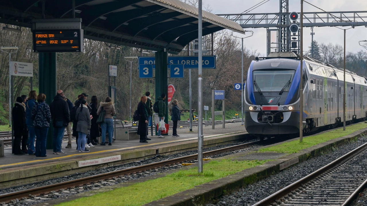 Pendolari in attesa del treno alla stazione di Borgo San Lorenzo in una immagine d’archivio Pendolari in attesa del treno alla stazione di Borgo San Lorenzo in una immagine d’archivio