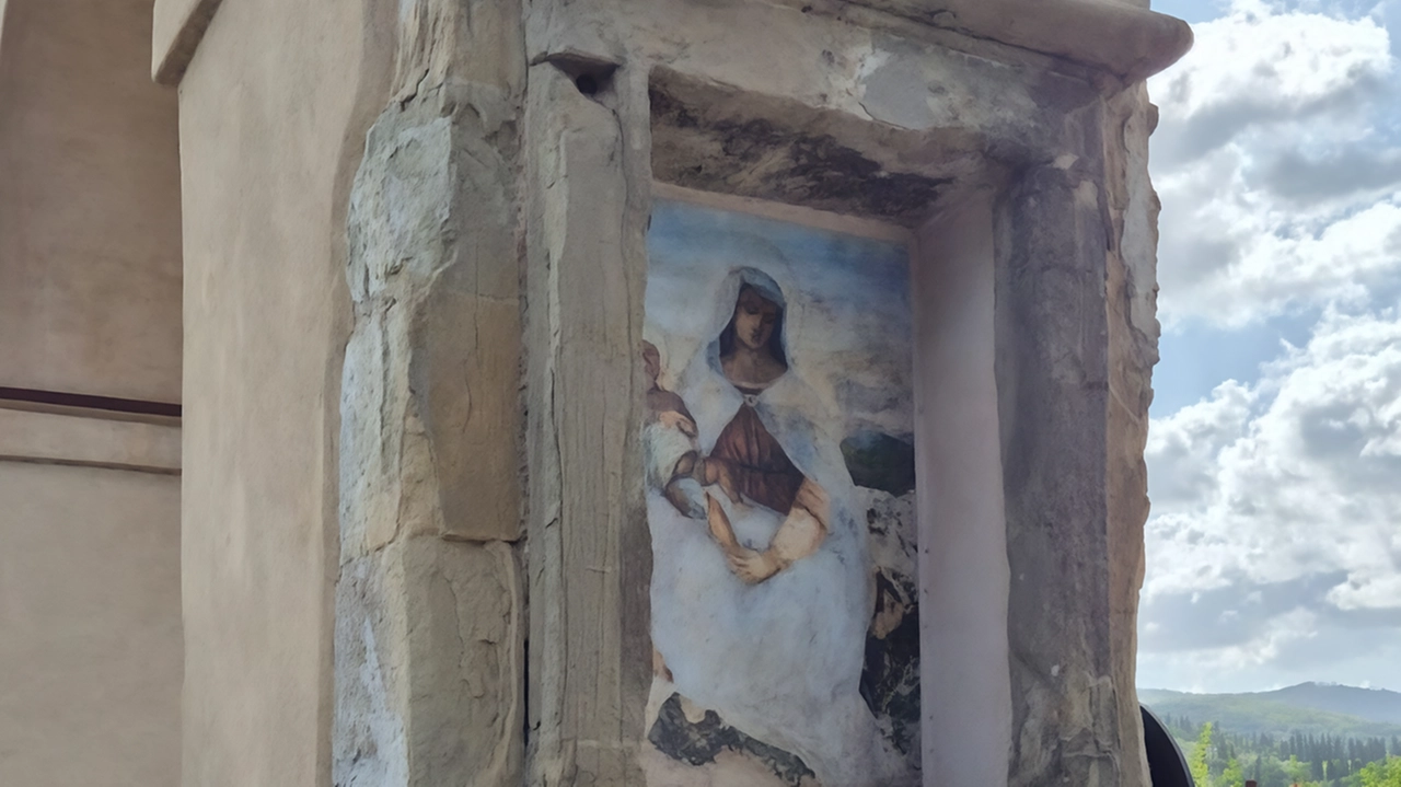 La copia del dipinto della Madonna che si trova ora nell’Acquedotto Vasariano di via Tarlati: l’originale è un bel dipinto seicentesco su marmo La copia del dipinto della Madonna che si trova ora nell’Acquedotto Vasariano di via Tarlati: l’originale è un bel dipinto seicentesco su marmo