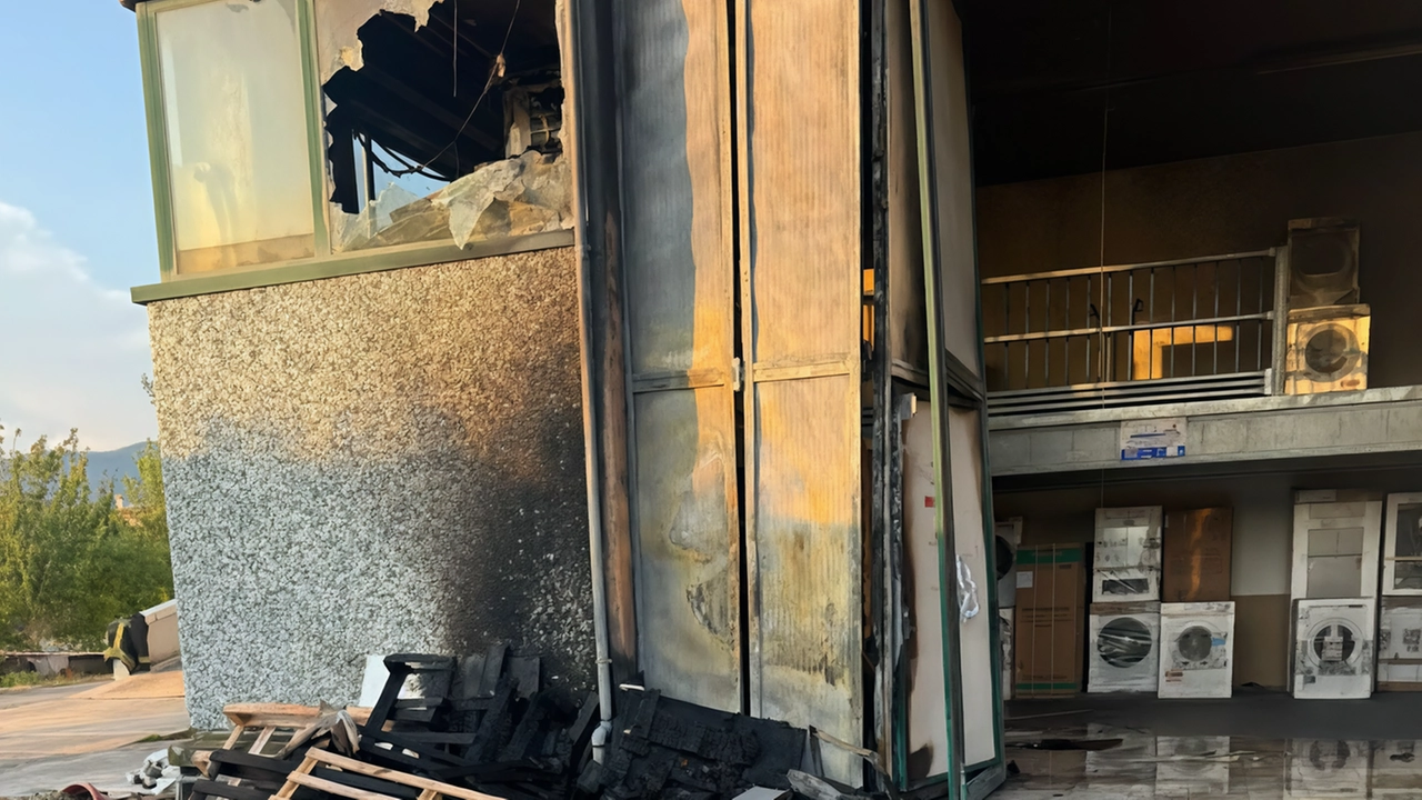 Ad andare in fiamme è stato il magazzino collocato dietro il capannone che ospita il negozio. Danni alla struttura e alla merce stoccata: il figlio del proprietario intossicato, è stato dimesso. Ad andare in fiamme è stato il magazzino collocato dietro il capannone che ospita il negozio. Danni alla struttura e alla merce stoccata: il figlio del proprietario intossicato, è stato dimesso.