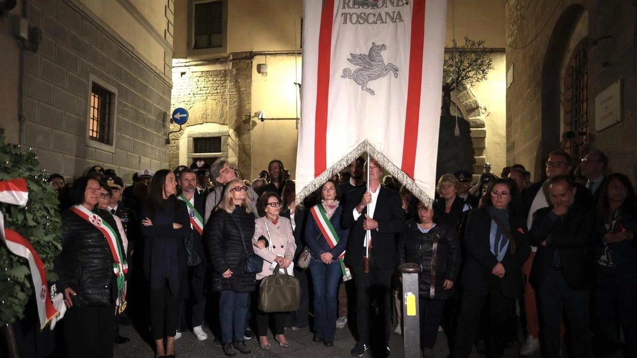 La commemorazione dello scorso anno in via dei Georgofili: alle 1.04 del 27 maggio esplose l’autobomba. Cinque vittime La commemorazione dello scorso anno in via dei Georgofili: alle 1.04 del 27 maggio esplose l’autobomba. Cinque vittime