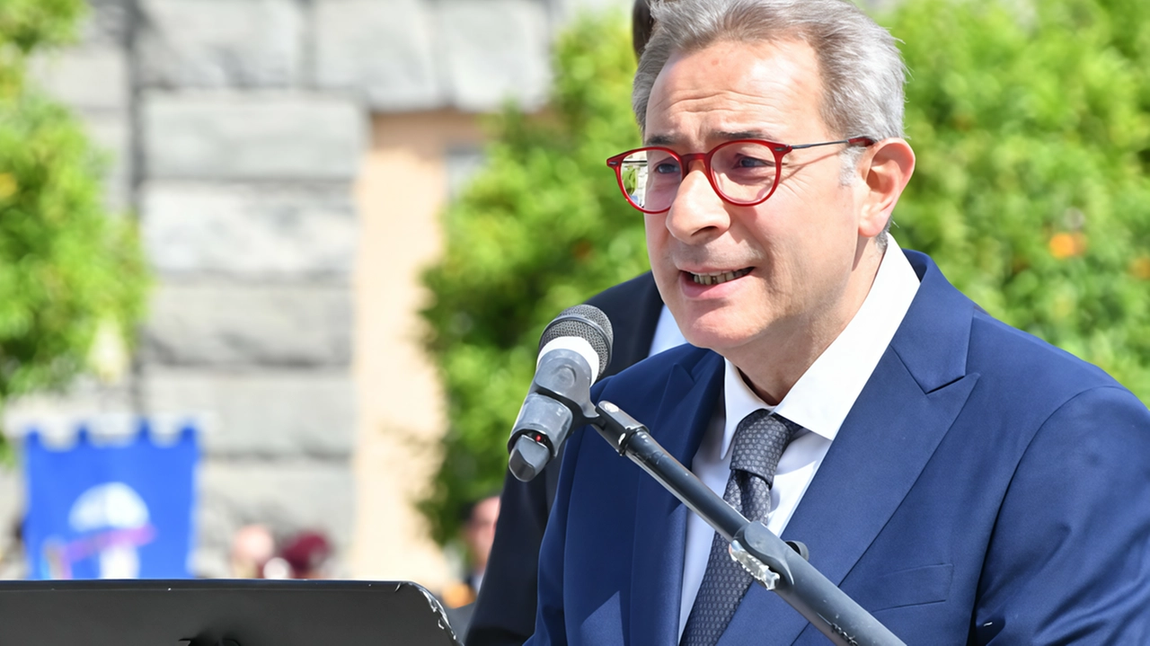 Il prefetto di Massa Carrara, Guido Aprea, e a fianco rappresentanti di Finanza e Croce Rossa