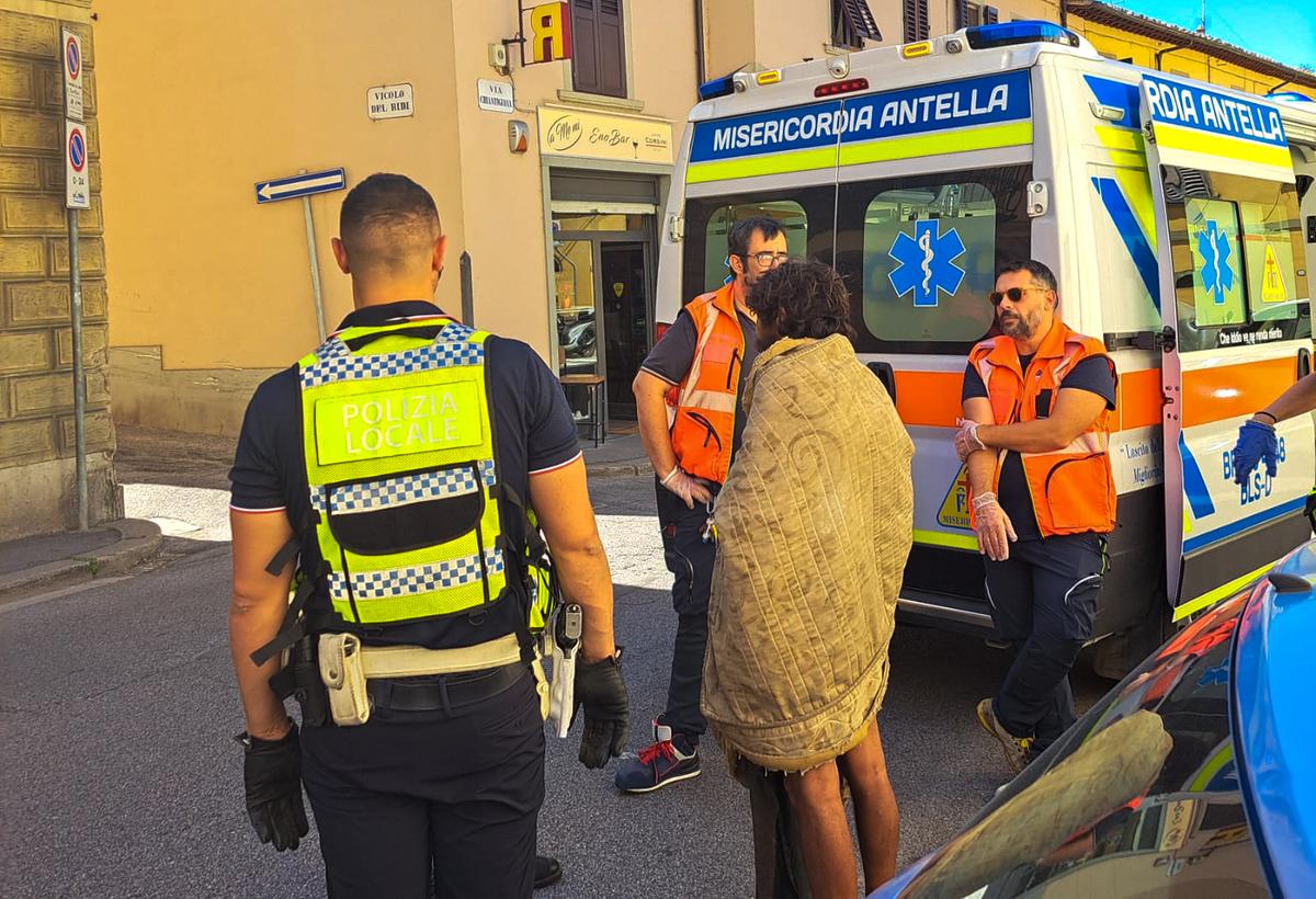 girava nudo lungo la chiantigiana fermato e soccorso dalla polizia municipale