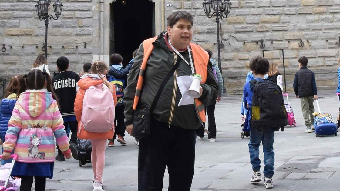 matteo il volontario della scuola da dieci anni a piedi con i bambini