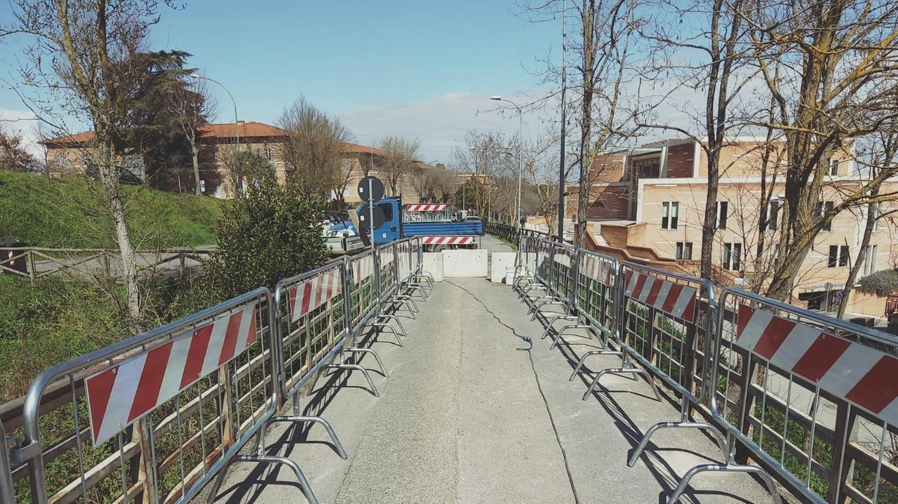 Il passaggio fu chiuso poco più di un anno fa per le conseguenze dell’urto di un’auto contro le spallette Il passaggio fu chiuso poco più di un anno fa per le conseguenze dell’urto di un’auto contro le spallette