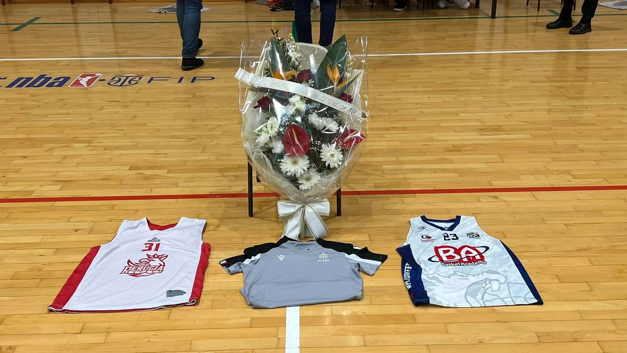 I fiori per il giovane arbitro morto nell'incidente in moto I fiori per il giovane arbitro morto nell'incidente in moto