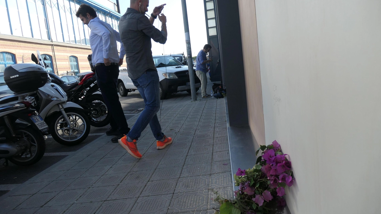 I fiori depositati nel punto in cui è Said Malkoun, 47 anni, è stato ucciso I fiori depositati nel punto in cui è Said Malkoun, 47 anni, è stato ucciso