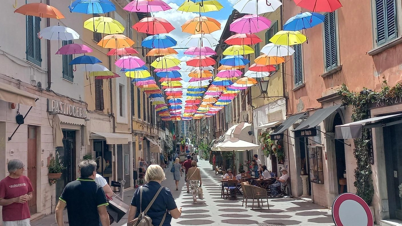Gli ombrelli colorati sono stati l’attrazione dell’estate 2024 nel centro storico Gli ombrelli colorati sono stati l’attrazione dell’estate 2024 nel centro storico