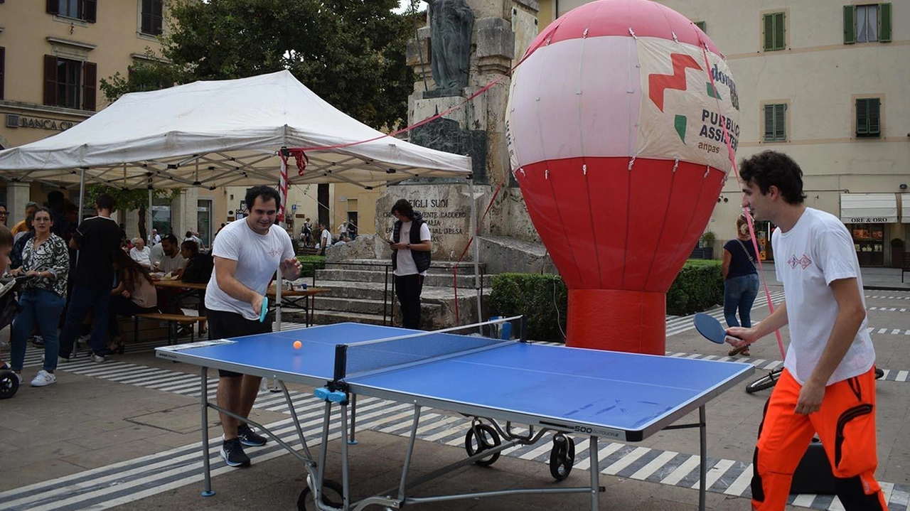 Ieri sera in piazza Arnolfo di Cambio è stato protagonista lo sport colligiano con una passerella di oltre 2mila atleti e tante performance per il pubblico Ieri sera in piazza Arnolfo di Cambio è stato protagonista lo sport colligiano con una passerella di oltre 2mila atleti e tante performance per il pubblico
