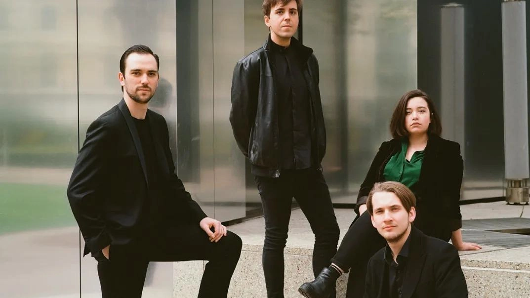 A sinistra, il Kandinsky Quartet e, a destra, la violista francesce Marie Chilemme A sinistra, il Kandinsky Quartet e, a destra, la violista francesce Marie Chilemme