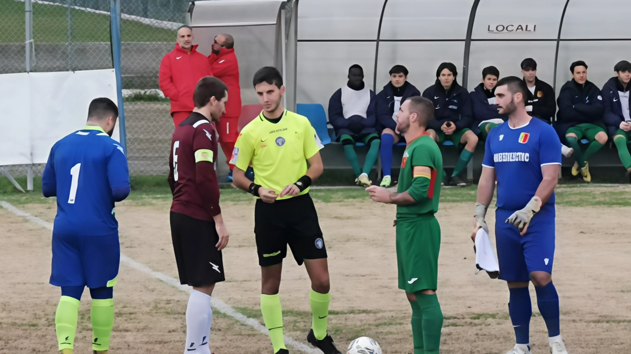Gambassi (in maglia verde) e Castelnuovese. a centrocampo prima del fischio d’inizio: i padroni di casa hanno vinto 2-0 Gambassi (in maglia verde) e Castelnuovese. a centrocampo prima del fischio d’inizio: i padroni di casa hanno vinto 2-0