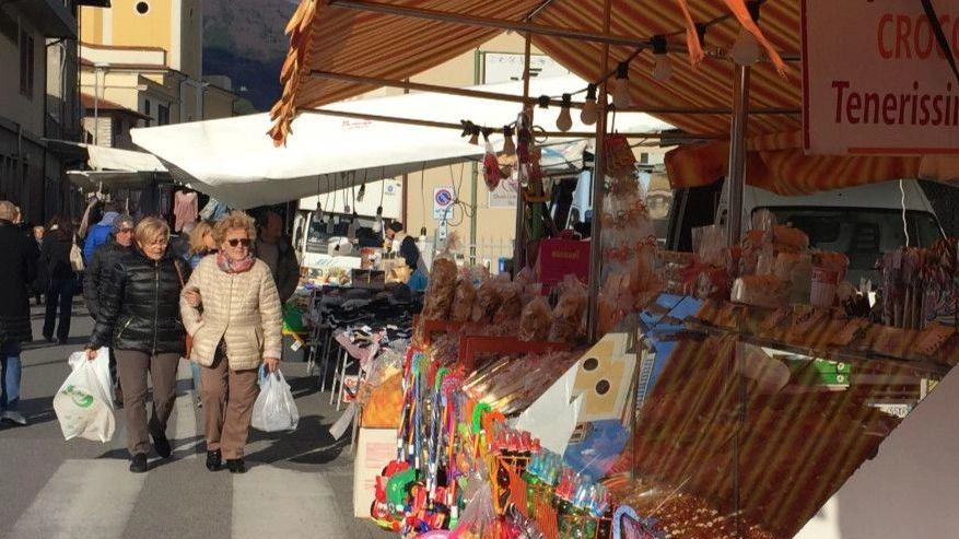 Le vie del centro (piazza Matteotti, via Federigi, via Don Minzoni, piazza Pellegrini, via Fratelli Rosselli e via Versilia) ospiteranno gli stand della fiera Le vie del centro (piazza Matteotti, via Federigi, via Don Minzoni, piazza Pellegrini, via Fratelli Rosselli e via Versilia) ospiteranno gli stand della fiera