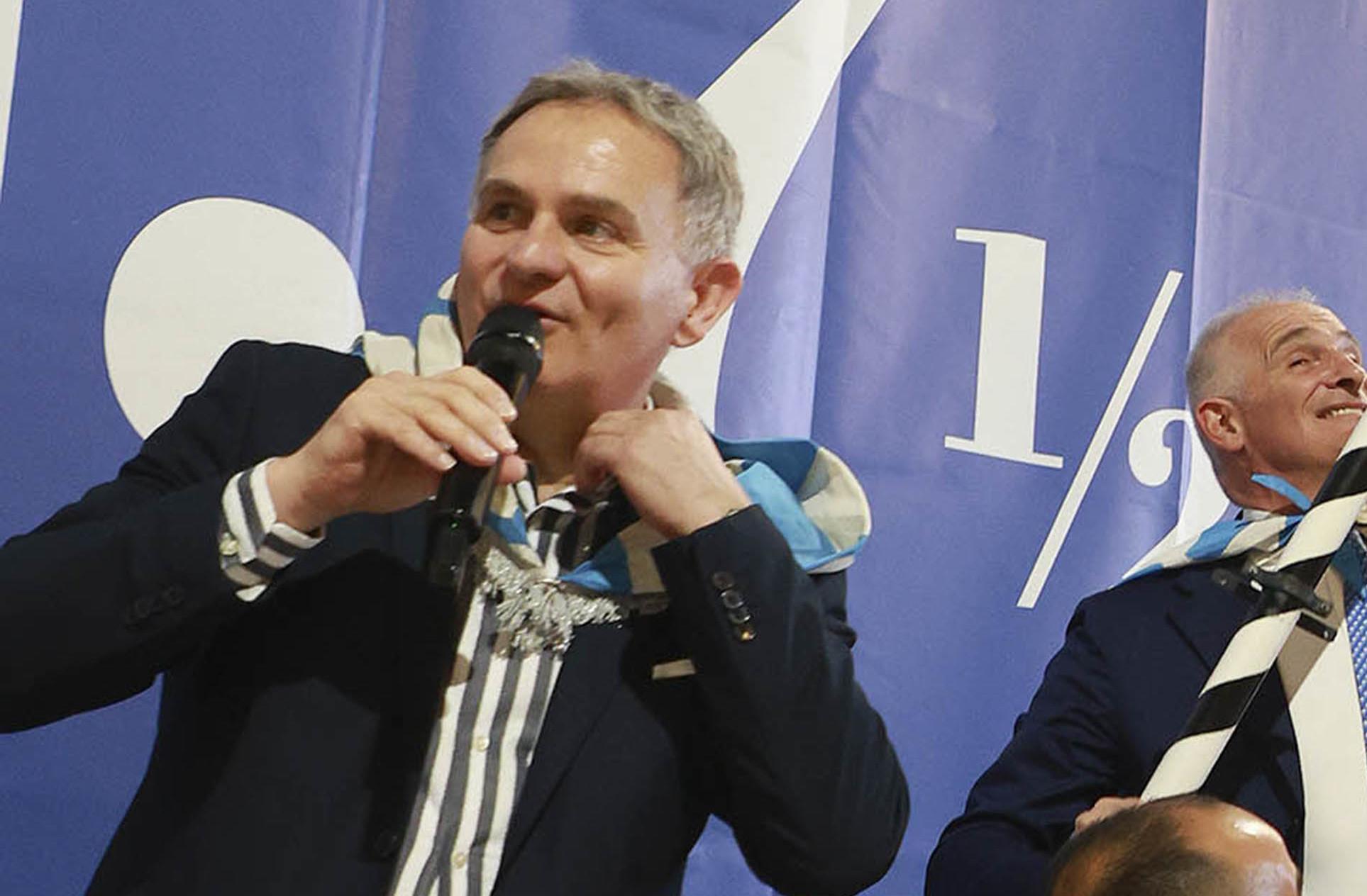 https://www.lanazione.it/image-service/view/acePublic/alias/contentid/ZmNiZDljM2EtM2M1My00/0/sulla-cresta-dellonda-oggi-battesimo-per-52-a-fine-estate-un-evento-dedicato-al-librone.jpeg