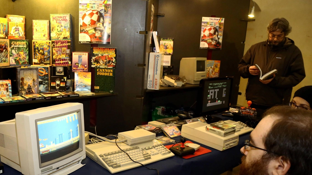 La sedicesima edizione di "Firenze Vintage Bit" a Lastra a Signa, dedicata ai retrocomputer e videogiochi d'epoca, si terrà il 1° dicembre con conferenze e esibizioni, ospitata per la prima volta in una scuola pubblica grazie alla collaborazione locale.