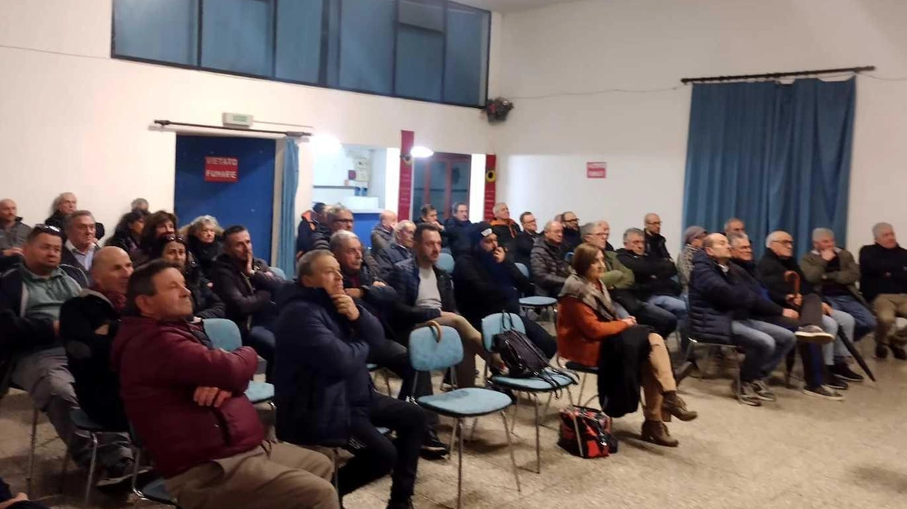 Cittadini di Gricignano durante una della tante riunioni per salvaguardare la propria frazione da insediamenti che rendono invivibile la loro zona