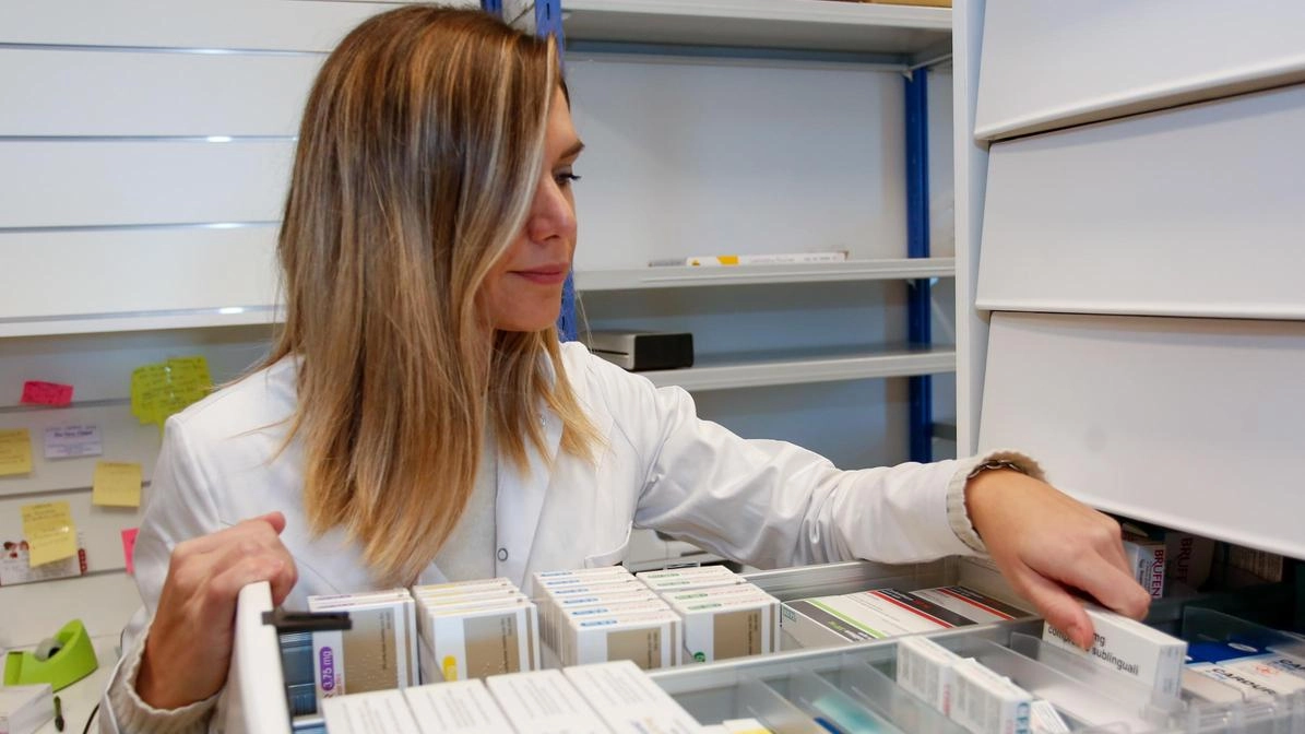 Una farmacista al lavoro (foto d’archivio) un soggetto privato si è appellato al Tar per la nuova farmacia in zona stazione