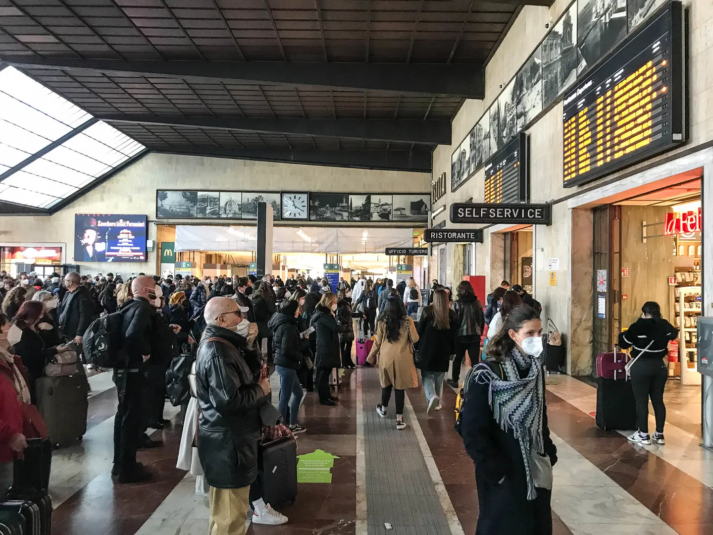 Guasto alla linea dell’alta velocità, treni in ritardo e disagi, poi il problema viene risolto