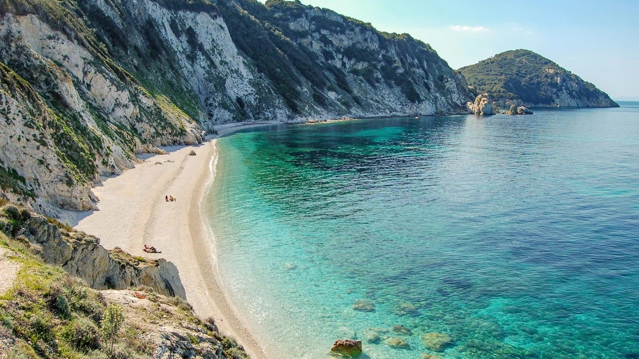 Una veduta della spiaggia di Sansone (foto Info Elba) Una veduta della spiaggia di Sansone (foto Info Elba)