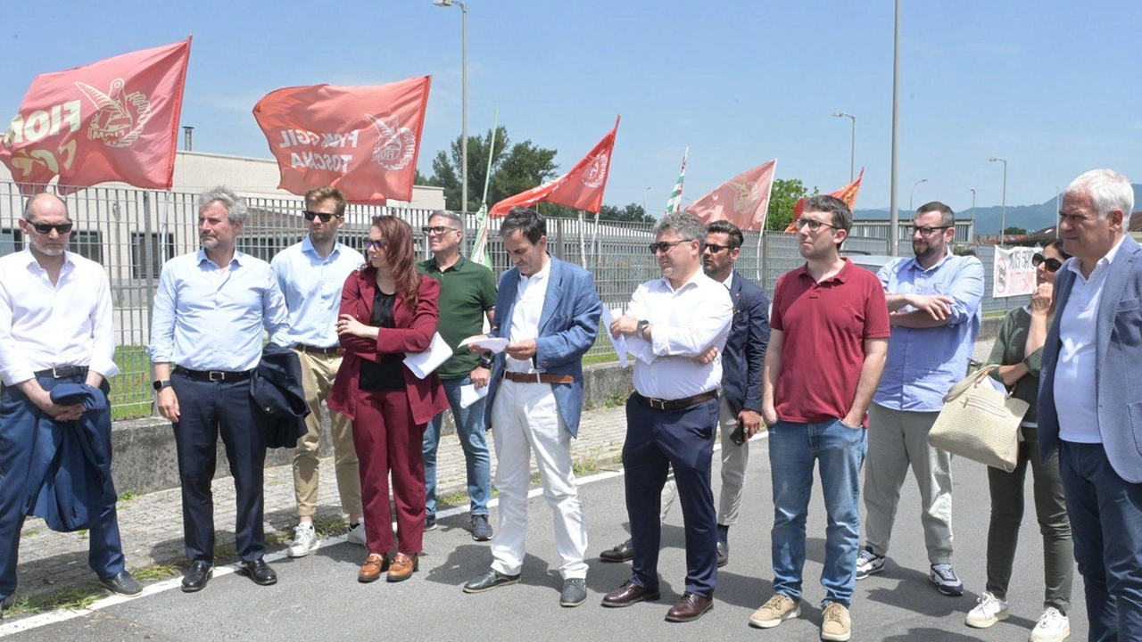 Ieri il primo incontro a Mugnano tra la Rsu e i vertici della multinazionale. Fuori dai cancelli anche il sindaco Pardini e consiglieri comunali. di maggioranza e di opposizione: “Siamo vicini ai lavoratori“. Ieri il primo incontro a Mugnano tra la Rsu e i vertici della multinazionale. Fuori dai cancelli anche il sindaco Pardini e consiglieri comunali. di maggioranza e di opposizione: “Siamo vicini ai lavoratori“.