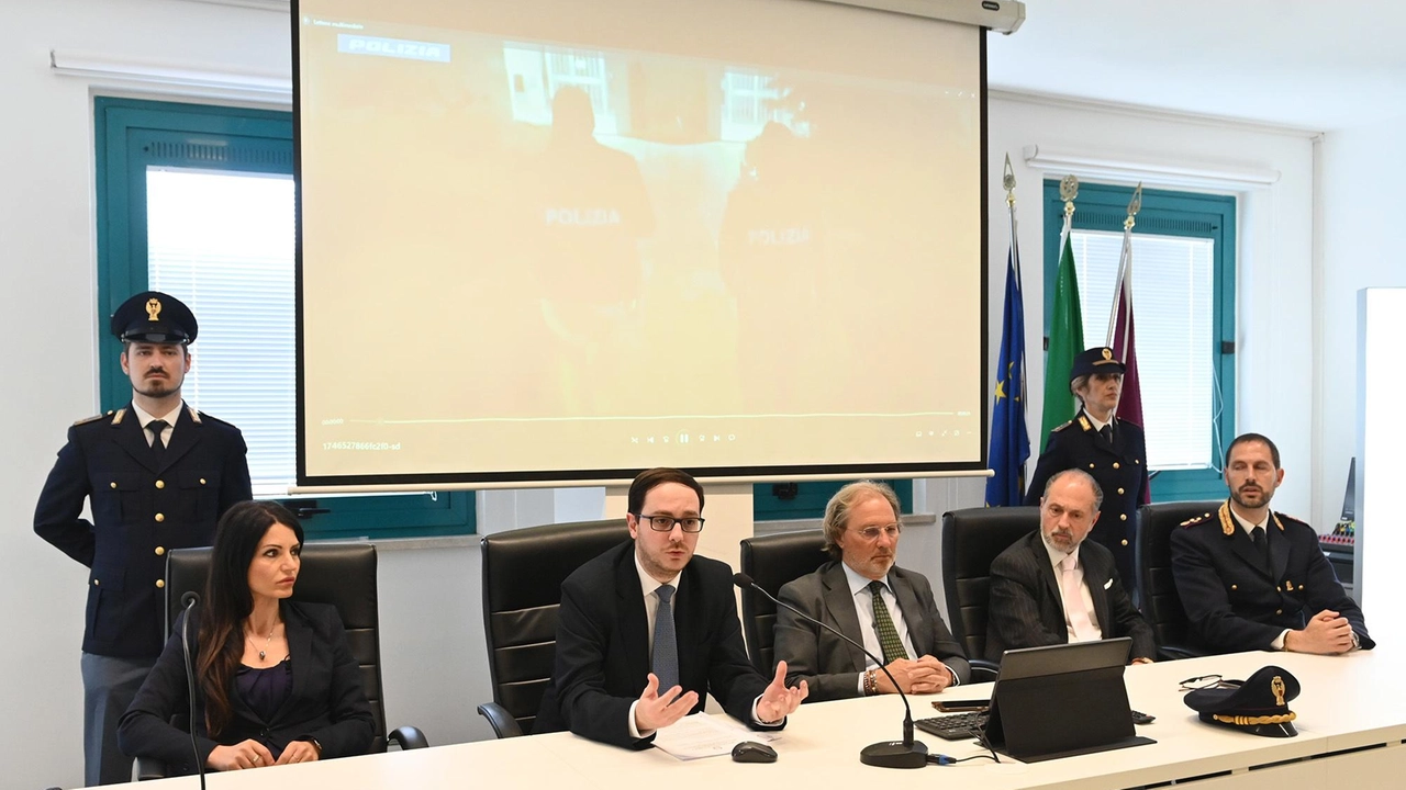 La conferenza stampa di presentazione dell’operazione La conferenza stampa di presentazione dell’operazione