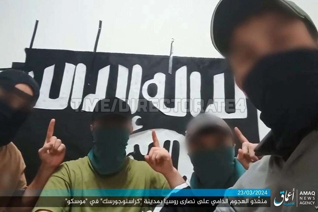 Il frame del video pubblicato dal canale Isis, ripresa dall'agenzia Amaq, che mostra le foto dei presunti autori dell'attentato a Mosca