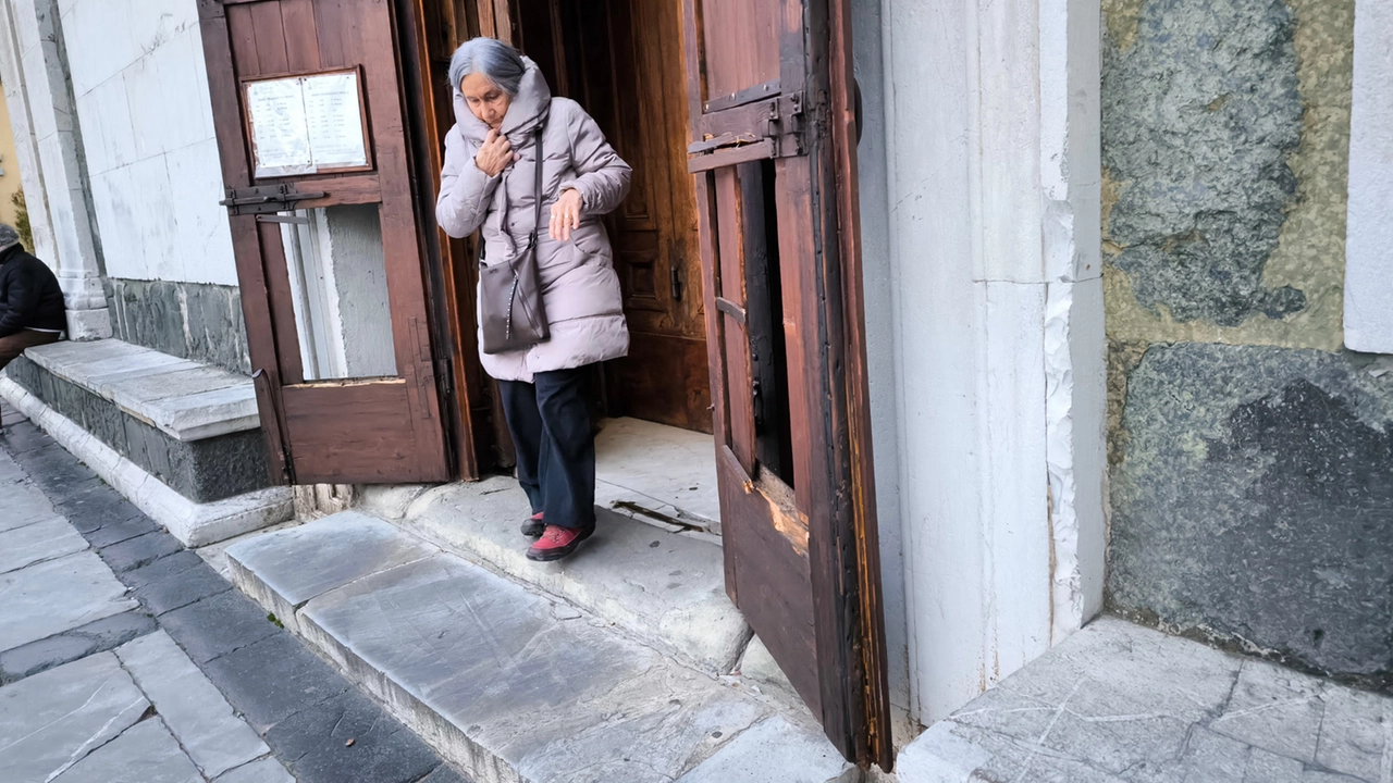 Uno degli ingressi danneggiati alla basilica delle Carceri Uno degli ingressi danneggiati alla basilica delle Carceri