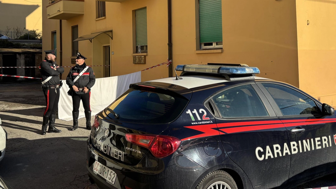 I carabinieri in via Gramsci a La Croce di Buti dove è stato ritrovato il corpo senza vita dell’uomo precipitato dal terrazzo I carabinieri in via Gramsci a La Croce di Buti dove è stato ritrovato il corpo senza vita dell’uomo precipitato dal terrazzo