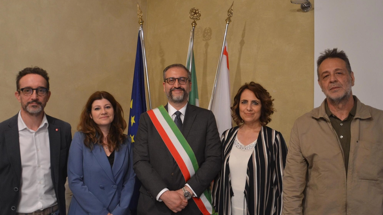 Da sx Luca Rusci (Bilancio),. Diana Nisi (Sociale ed Istruzione), Andrea Frosini (sindaco), Paola Buti (vice sindaca), Marco Valenti (Cultura e Turismo) Da sx Luca Rusci (Bilancio),. Diana Nisi (Sociale ed Istruzione), Andrea Frosini (sindaco), Paola Buti (vice sindaca), Marco Valenti (Cultura e Turismo)