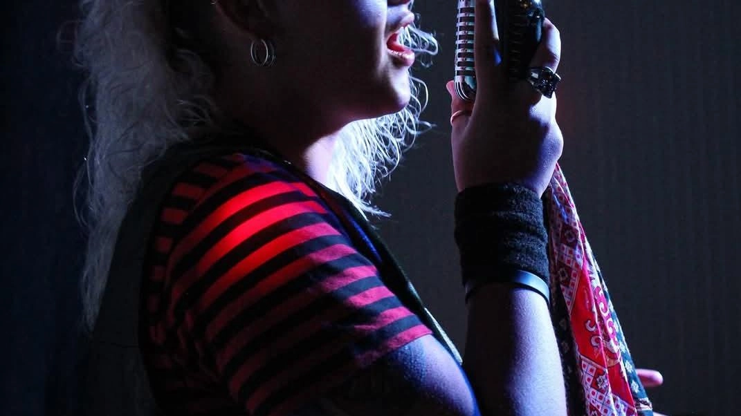 La cantante e strumentista Eva Marabotti sarà ospite di ’The Fridays’ La cantante e strumentista Eva Marabotti sarà ospite di ’The Fridays’