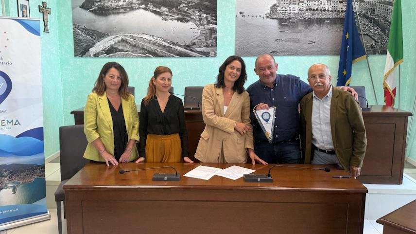 Il momento della firma che sancisce l’ingresso di Magliano in Toscana Il momento della firma che sancisce l’ingresso di Magliano in Toscana