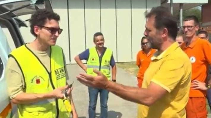 Il momento della consegna del mezzo con David Saisi Il momento della consegna del mezzo con David Saisi