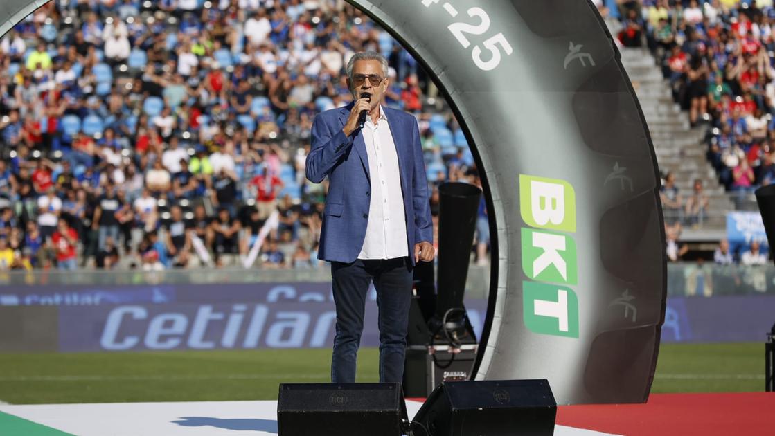 https://www.lanazione.it/image-service/view/acePublic/alias/contentid/ZmNmNzUwMGQtMjc3NS00/0/andrea-bocelli-canta-l-inno-del-pisa-foto-enrico-mattia-del-punta.jpeg?f=16:9&w=1200&h=630
