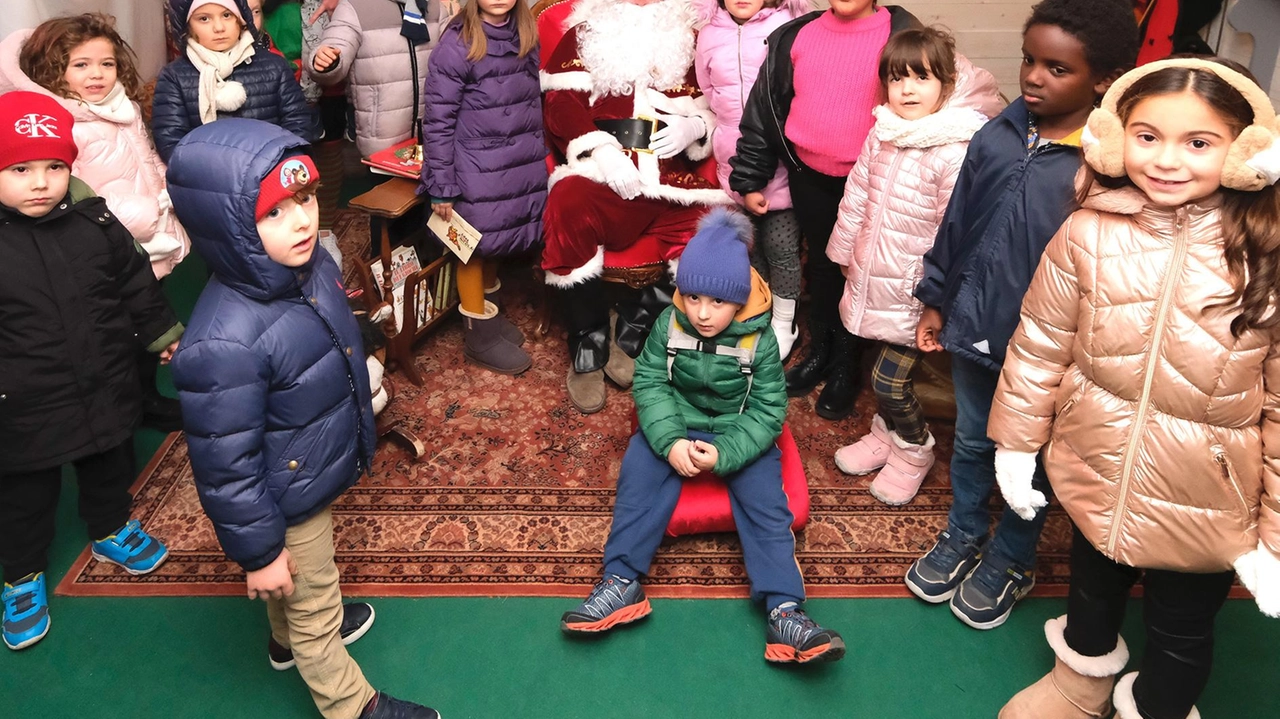 Un villaggio di Babbo Natale diffuso anima il centro storico con installazioni artistiche e laboratori creativi per bambini. Un villaggio di Babbo Natale diffuso anima il centro storico con installazioni artistiche e laboratori creativi per bambini.