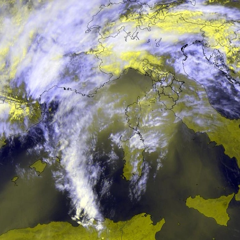 Le polveri del deserto sull'Italia e sulla Toscana viste dal satellite (Foto Consorzio LaMMa)