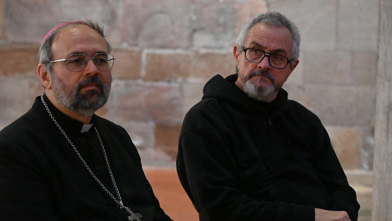 L’arcivescovo Giulietti con don Fulvio Calloni dell’Eremo di Capraia L’arcivescovo Giulietti con don Fulvio Calloni dell’Eremo di Capraia