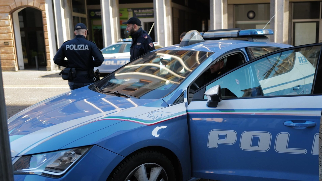Il questore Santi Allegra ha disposto sopralluoghi e controlli ad Avenza dopo i continui allarmi. della popolazione che si sentiva in pericolo Il questore Santi Allegra ha disposto sopralluoghi e controlli ad Avenza dopo i continui allarmi. della popolazione che si sentiva in pericolo