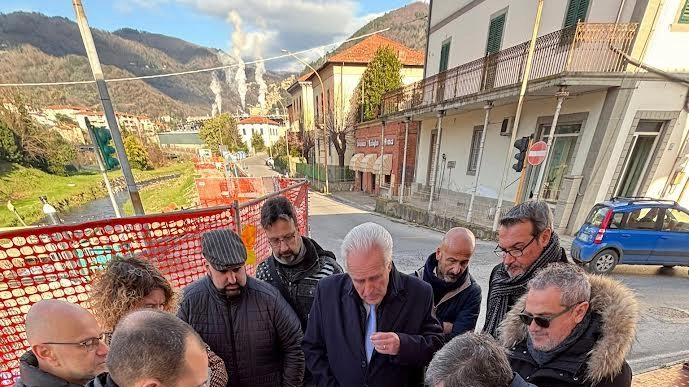 Un momento della recente visita, domenica 19 gennaio,. del governatore della Toscana, Eugenio Giani, sul cantiere di Ponte all’Abate Nella serata di lunedì 3 febbraio si terrà un’assemblea pubblica Un momento della recente visita, domenica 19 gennaio,. del governatore della Toscana, Eugenio Giani, sul cantiere di Ponte all’Abate Nella serata di lunedì 3 febbraio si terrà un’assemblea pubblica