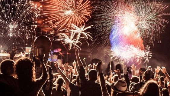 Vietati i petardi in tutto il comune di Firenze la notte di Capodanno. Al bando anche i contenitori in vetro. Queste alcune delle regole contenute nell'ordinanza che il Comune ha emesso di concerto con la prefettura Vietati i petardi in tutto il comune di Firenze la notte di Capodanno. Al bando anche i contenitori in vetro. Queste alcune delle regole contenute nell'ordinanza che il Comune ha emesso di concerto con la prefettura