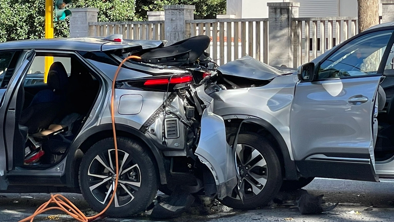 I due suv che si sono scontrati sul viale Amendola a Firenze. Una terza auto è stata colpita in modo lieve I due suv che si sono scontrati sul viale Amendola a Firenze. Una terza auto è stata colpita in modo lieve