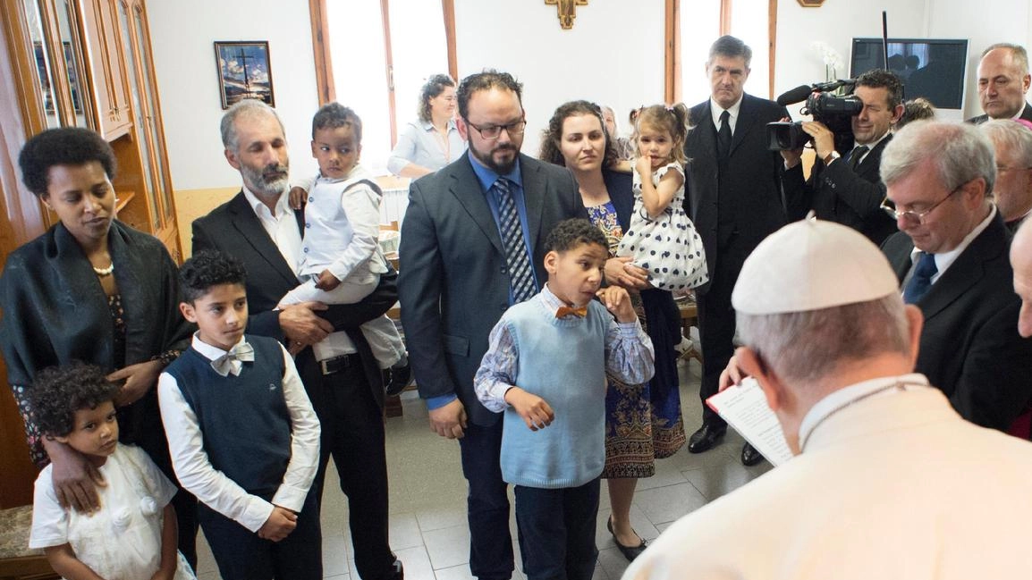 Papa Francesco durante la cerimonia di affido dei bambini alle famiglie di Nomadelfia che volle fare personalmente