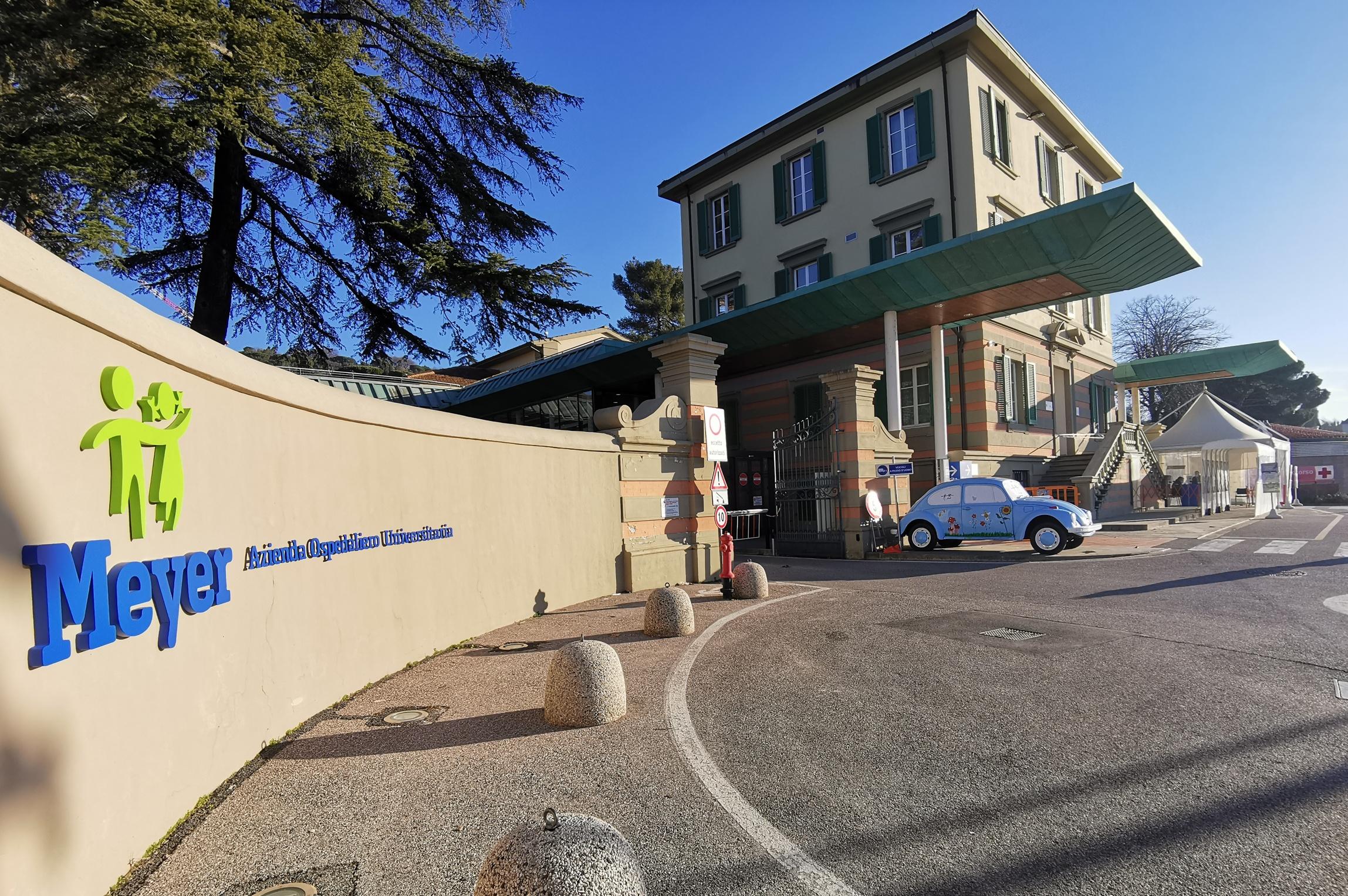 Meningite, giovane ricoverata al Meyer. Profilassi per familiari e compagni di scuola Meningite, giovane ricoverata al Meyer. Profilassi per familiari e compagni di scuola