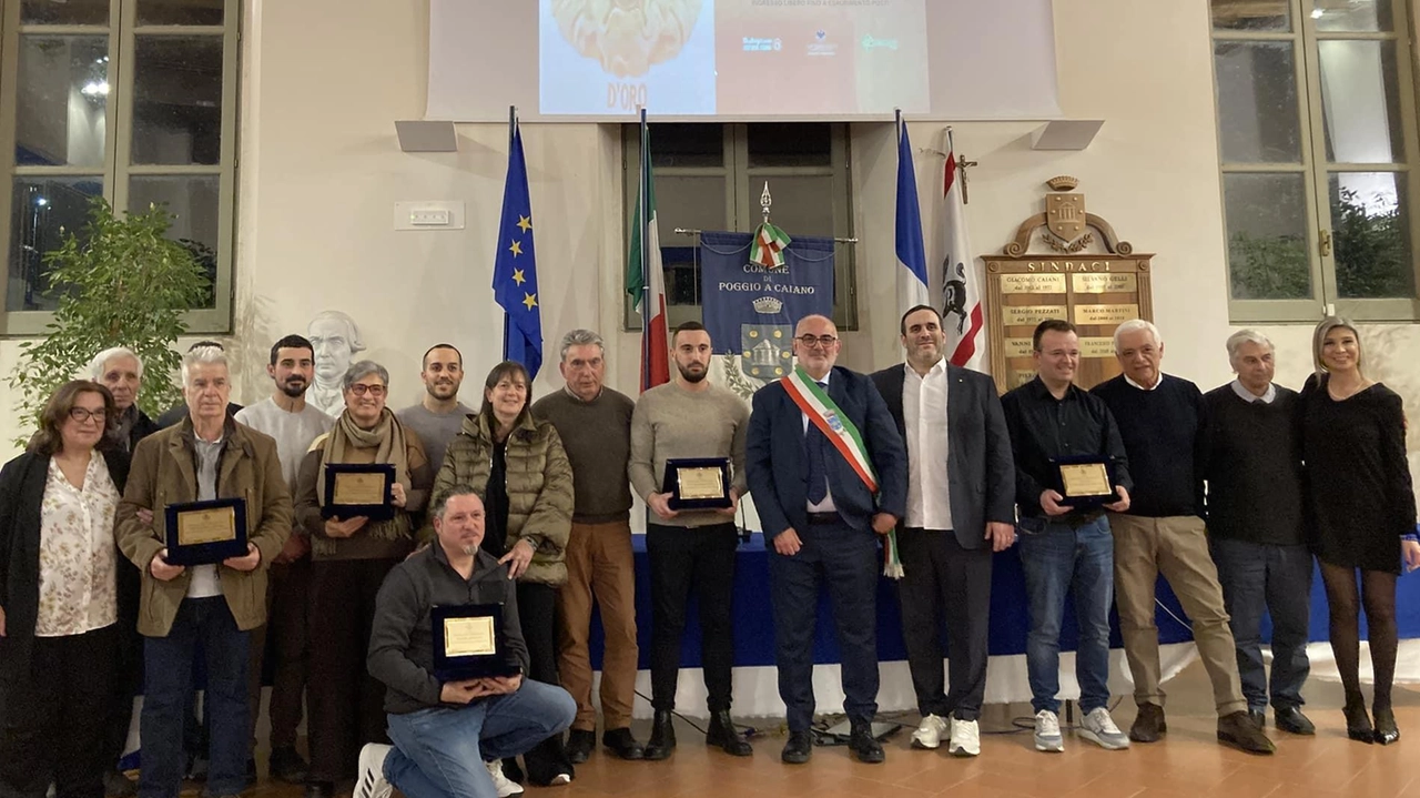 La consegna del premio «Mascherone d’oro» ai titolari di ditte e negozi si è svolta nella sala della Giostra a Poggio a Caiano La consegna del premio «Mascherone d’oro» ai titolari di ditte e negozi si è svolta nella sala della Giostra a Poggio a Caiano