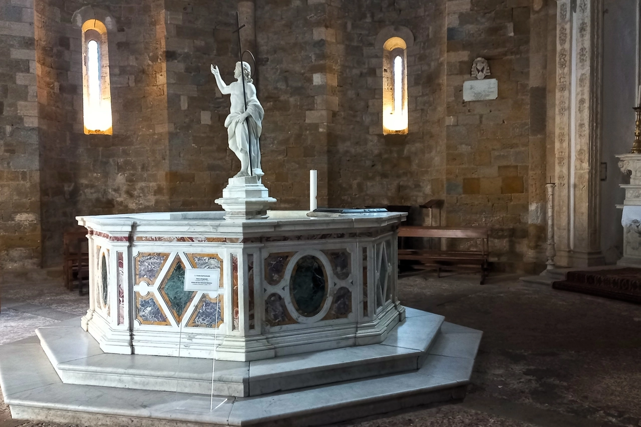 Il Battistero, di fronte al Duomo, usato ancora oggi, aveva due ingressi: uno per i puri e uno per gli impuri